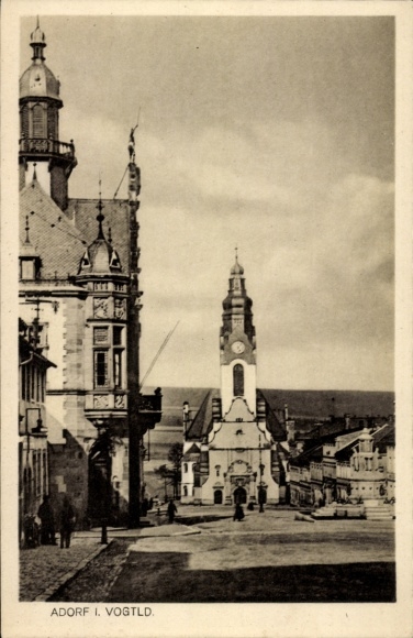 Ak Adorf im Vogtland, Vorderansicht einer Stadt, Kirche, historische Gebäude, Himmel