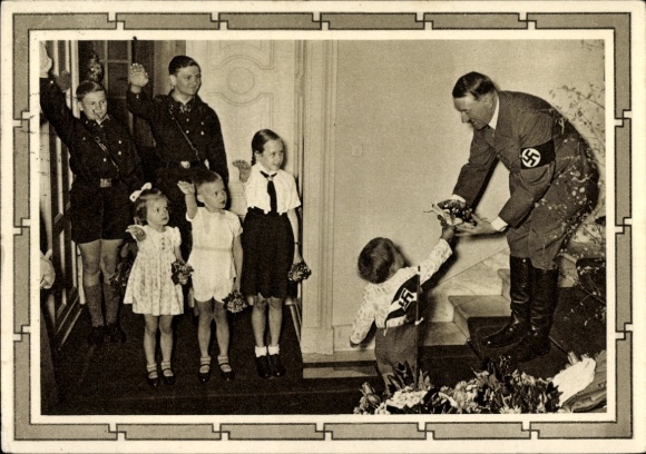 Ganzsachen Ak Kinder begrüßen Adolf Hitler, Blumenstrauß, Propaganda, Hitlerjugend, BDM