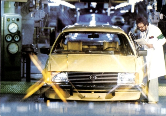 Postcard Rüsselsheim am Main Hessen, yellow Opel Ascona B in a production hall, a man standing...