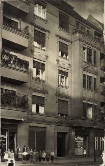foto Ak Berlin Prenzlauer Berg, woongebouw Kanzowstraße 4, bewoners, winkels