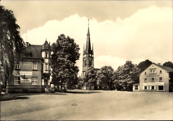 Ak Weinböhla in Sachsen, Stadtansicht mit Kirche, Bäume, alte Gebäude, historische Atmosphäre