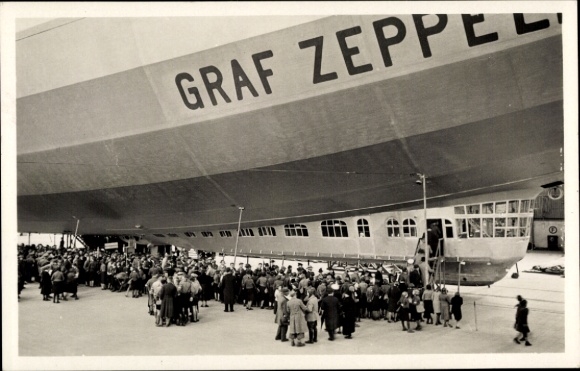 Postcard airship LZ 127 Graf Zeppelin, entrance to the driver and passenger gondola, inspection