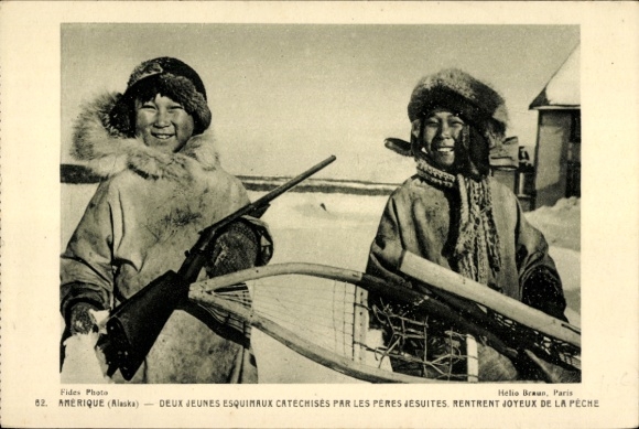 Ak Alaska, twee jonge Eskimo's die door de jezuïetenvaders catechisatie kregen