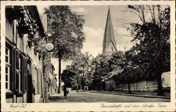 Ak Soest in Westfalen, Thomasstraße, schiefer Turm, alte Häuser, Bäume, Straße
