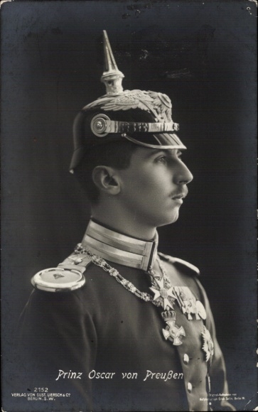 Postcard Oskar Prince of Prussia, portrait in uniform, medal