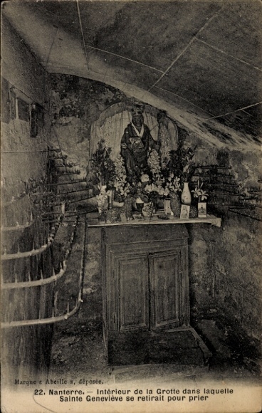 Ak Nanterre Hauts de Seine, Interieur de la Grotte dans laquelle Sainte Genevieve se retirait pour