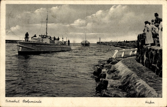 Postcard Ustka Stolpmünde Pomerania, harbor, ships at the entrance