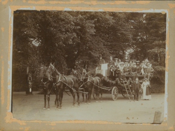 Photo Hamburg, people on a carriage, horses
