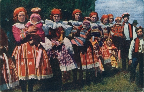 Postcard Group picture of the women in Slovak costumes, headscarves, babies