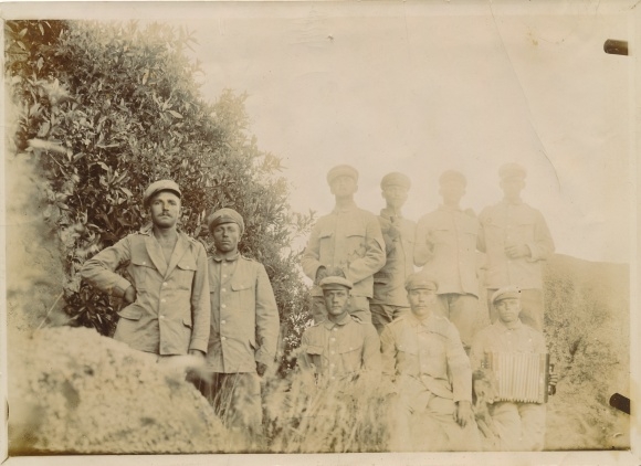 Photo DSW Africa Namibia, ca 1900 - 1904, members of the colonial protection force, accordion