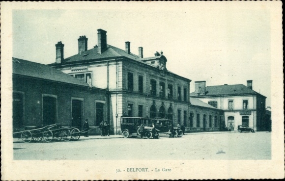 Postcard Belfort Beffert Beffort Territoire de Belfort, train station building, cars, carriages, people