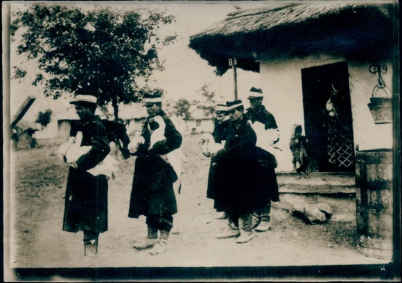 Photo Romanian soldiers in uniforms, geese, residential house, farmers, World War I