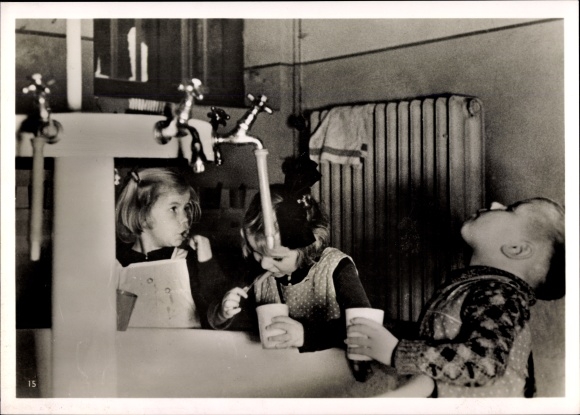 Foto Hoffmann, Heinrich, Kriegskindergarten des NSD, Januar 1940