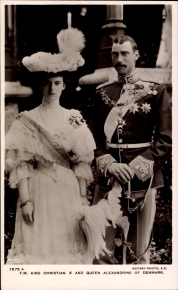 Postcard King Christian X and Queen Alexandrine of Denmark