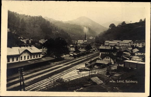 Ak Lend in Salzburg, Blick auf Eisenbahnstrecke, Partie am Bahnhof