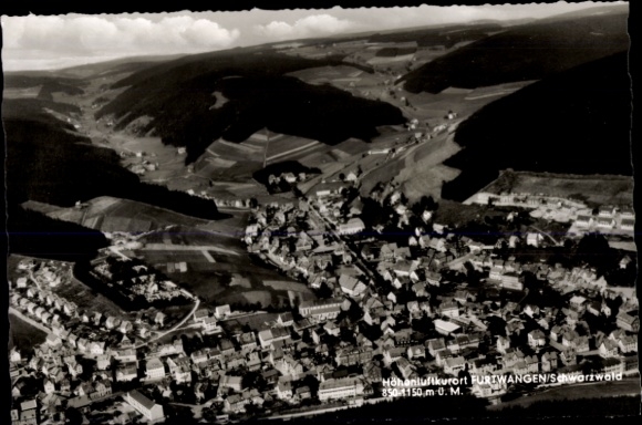 Ak Furtwangen im Schwarzwald, Luftaufnahme von Furtwangen, Schwarzwald, 850-1150 m.ü.M.