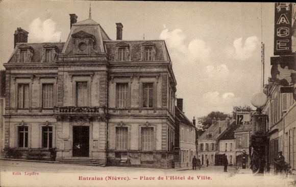 Ak Entrains Nièvre, Historisches Gebäude, Platz der Stadtverwaltung, nostalgische , 12
