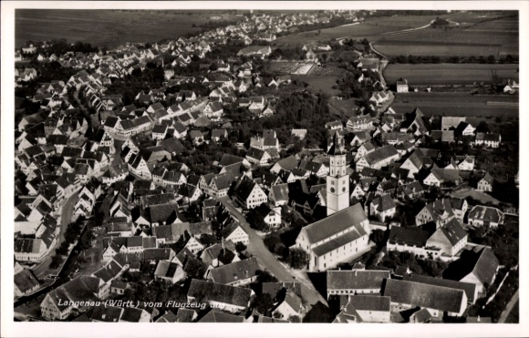 Ak Langenau in Württemberg, Luftaufnahme von Langenau, viele Dächer, Kirche, Flugzeugansicht