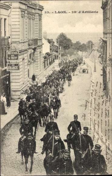 Postcard Laon Aisne, soldiers of the 29th Artillery, Hotel de l'Ecu