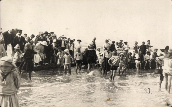 Foto Ak Nordseebad Wangerooge in Ostfriesland, Badegäste am Strand, Fotograf H. Schröder