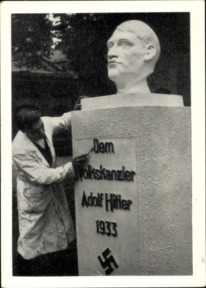 Collective picture men and events of our time Picture 230, sculptor Willi Michalski with Hitler bust