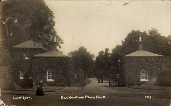Postcard Beckenham London England, entrance with plant-covered buildings, people