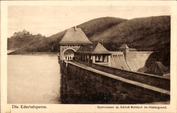KP Waldeck am Edersee Hesja, zapora Eder, mur zapory, w tle zamek Waldeck