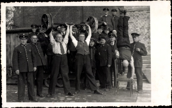 Photo Postcard Warszawa Warsaw Poland, railway workers, group picture, II WW
