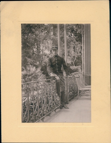 Foto Französischer Soldat in Uniform, André Bouchard, auf einem Geländer sitzend
