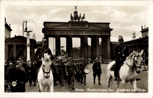 Postcard Berlin, Brandenburg Gate, guards muster, police, Wehrmacht