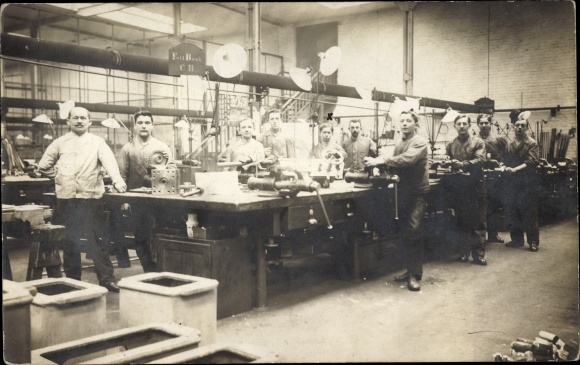 Photo Postcard Chemnitz in Saxony, craftsmen in a factory hall, workshop, vices