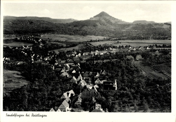 Ak Sondelfingen Reutlingen in Württemberg, Landschaftsaufnahme, Häuser, Berg im Hintergrund, Schw