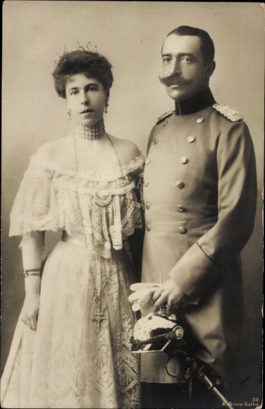 Ak Fürst Ernst II. zu Hohenlohe Langenburg, Portrait in Uniform, Alexandra von Sachsen Coburg Gotha