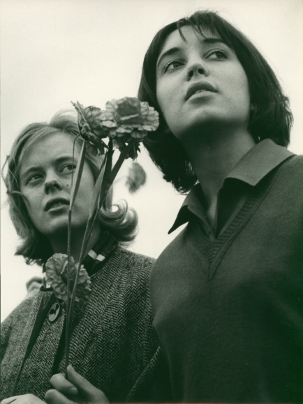Foto Hans Joachim Spremberg, zwei junge Frauen, Blumen