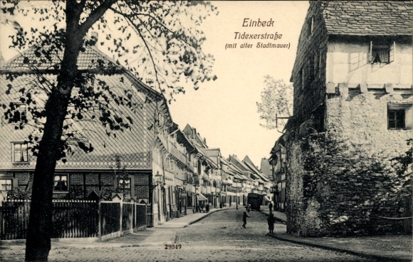 Ak Einbeck in Niedersachsen, Tedixterstraße mit alter Stadtmauer