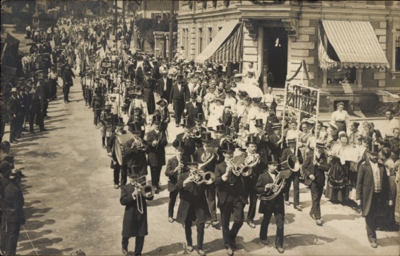Photo Postcard Lauter Bernsbach in the Ore Mountains Saxony, parade, marching band