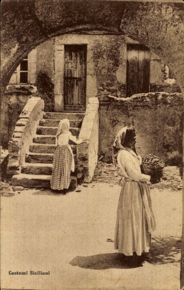 Postcard Sicilian costumes, women in traditional costume