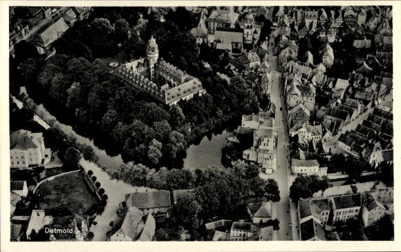 Ak Detmold am Teutoburger Wald, Luftaufnahme von  Schloss, Stadtansicht, Fluss, Bäume