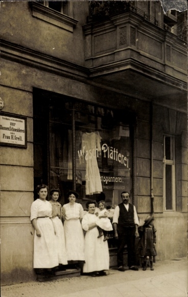 Foto Ak Berlin Prenzlauer Berg, Wäscherei und Plätterei, Schneiderei H. Grell, Christburger Str. 4