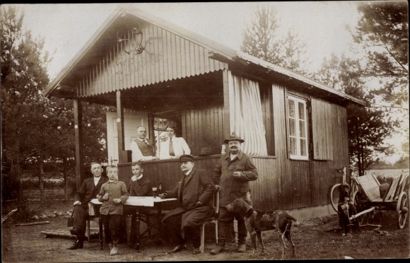 Photo Postcard Hamburg Altona Ottensen, people in front of a log cabin, dog