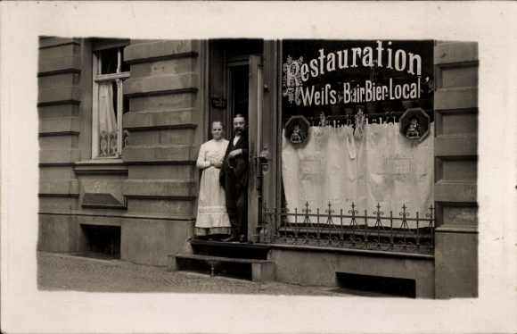 foto Ak Berlin Prenzlauer Berg, restaurant, bierbar, Marienburger Str. 47, Verhuurder echtpaar aan de deur