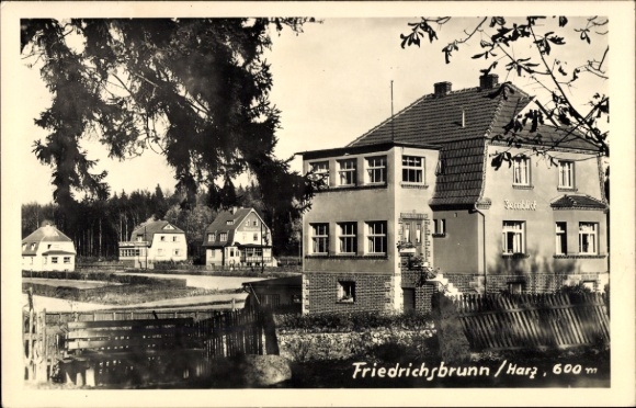 Ak Friedrichsbrunn Thale im Harz, Gebäudeansicht, Naturkulisse, Text: Friedrichsbrunn/Harz, 600 m