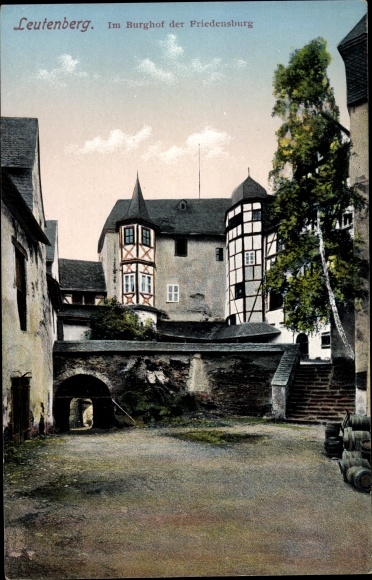 Ak Bad Leutenberg Thüringen, im Burghof der Friedensburg