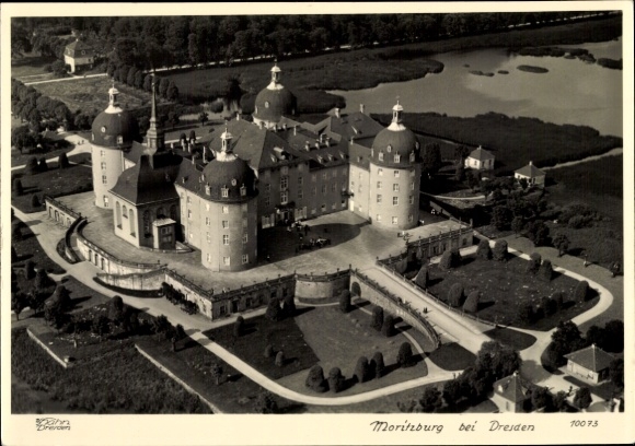 Ak Moritzburg in Sachsen, Luftaufnahme von Schloss Moritzburg, umgeben von Landschaft, Gewässer