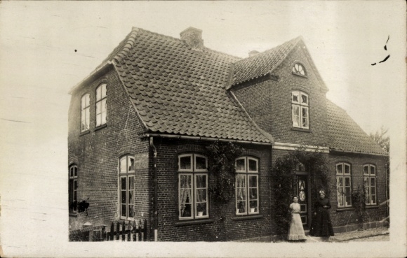 Foto Ak Lunden in Dithmarschen, Wohnhaus, zwei Frauen, 1908