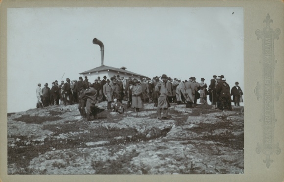 Cabinet photo Bornholm Denmark, men on a plateau building, 1896
