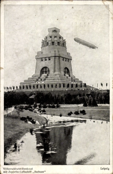 Ak Leipzig, Völkerschlachtdenkmal, Zeppelin-Luftschiff Sachsen, LZ 17