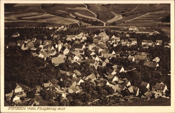 Ak Fützen Blumberg am Schwarzwald, Luftbild von  viele Häuser, ländliche Umgebung