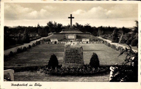 Ak Sörup in Angeln, Ehrenfriedhof, kruis, bloemen, gedenkplaat