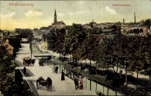 Ansichtkaart Münchberg in Opper-Franken Beieren, Lindenstrasse, paardenkoetsen, kerk